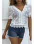 Blouse blanche ajourée en  col V - 5