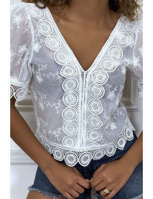 Blouse blanche ajourée en  col V - 7