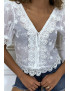 Blouse blanche ajourée en  col V - 7