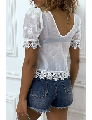 Blouse blanche ajourée en  col V - 8